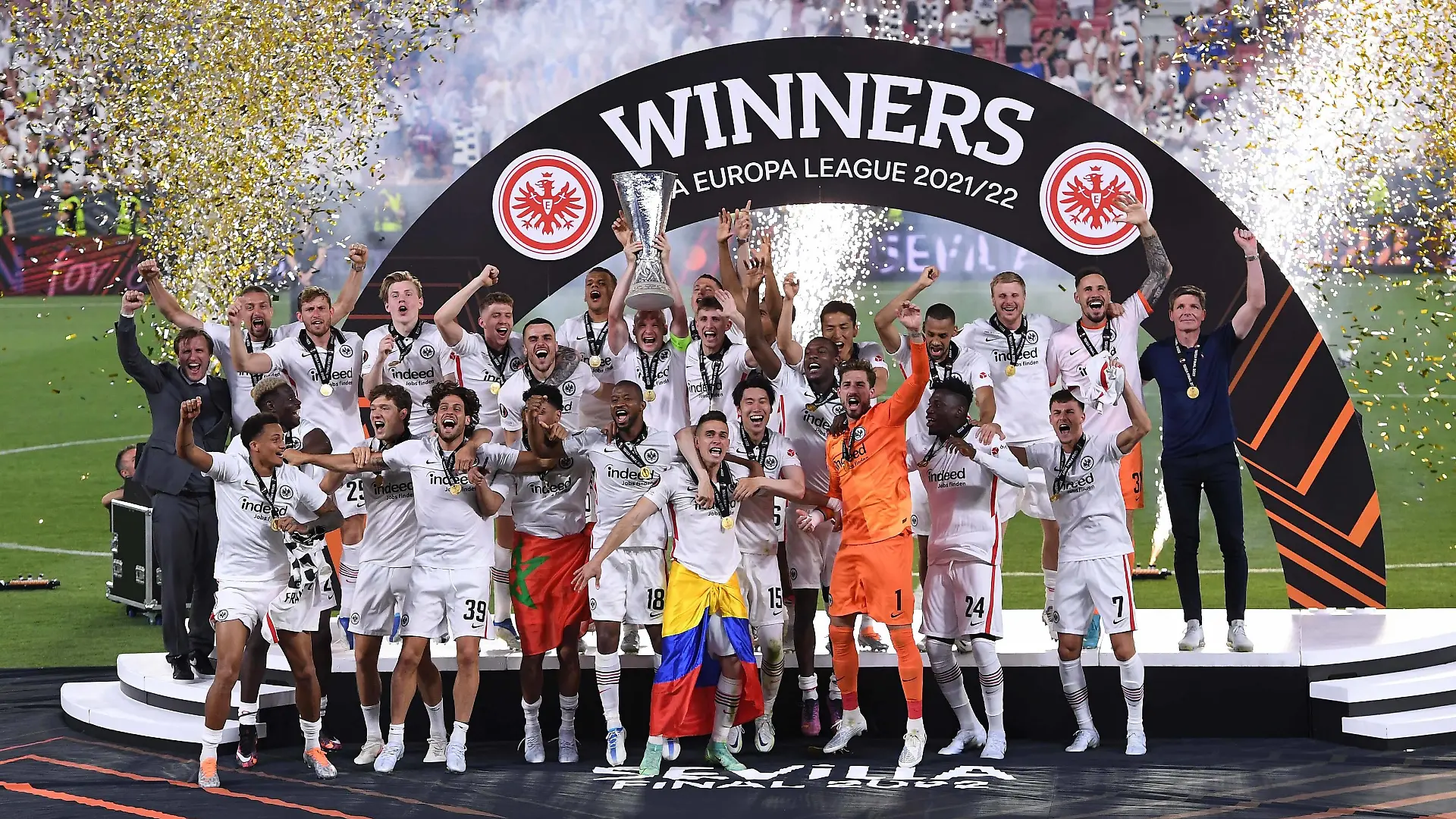 Fußball Europa League Finale Eintracht Frankfurt - Glasgow Rangers am 18.05.2022 im Estadio Ramon Sanchez-Pizjuan in Sevilla Siegerehrung / Pokalübergabe Eintracht Frankfurt gewinnt die UEFA Europa League 2021/2022 Sebastian Rode Frankfurt streckt den UEFA-Cup / Pokal / Trophäe in die Höhe Kevin Trapp Frankfurt , Evan Ndicka Frankfurt , Djibril Sow Frankfurt , Filip Kostic Frankfurt , Daichi Kamada Frankfurt , Sebastian Rode Frankfurt , Almamy Toure Frankfurt , Rafael Borre Frankfurt , Jesper Lindström Frankfurt , Lucas Silva Melo Tuta Frankfurt , Ansgar Knauff Frankfurt , Martin Hinteregger Frankfurt , Jens Grahl Frankfurt , Kristijan Jakic Frankfurt , Ajdin Hrustic Frankfurt , Sam Lammers Frankfurt , Makoto Hasebe Frankfurt , Ragnar Ache Frankfurt , Timothy Chandler Frankfurt , Jens Petter Hauge Frankfurt , Danny da Costa Frankfurt , Christopher Lenz Frankfurt , Aymen Barkok Frankfurt , Goncalo Paciencia Frankfurt , Oliver Glasner Trainer / Cheftrainer Frankfurt *** Soccer Europa League Final Eintracht Frankfurt Glasgow Rangers on 18 05 2022 at the Estadio Ramon Sanchez Pizjuan in Seville Award ceremony Cup presentation Eintracht Frankfurt wins the UEFA Europa League 2021 2022 Sebastian Rode Frankfurt stretches the UEFA Cup trophy in the air Kevin Trapp Frankfurt , Evan Ndicka Frankfurt , Djibril Sow Frankfurt , Filip Kostic Frankfurt , Daichi Kamada Frankfurt , Sebastian Rode Frankfurt , Almamy Toure Frankfurt , Rafael Borre Frankfurt , Jesper Lindström Frankfurt , Lucas Silva Melo Tuta Frankfurt , Ansgar Knauff Frankfurt , Martin Hinteregger Frankfurt , Jens Grahl Frankfurt , Kristijan Jakic Frankfurt , Ajdin Hrustic Frankfurt , Sam Lammers Frankfurt , Makoto Hasebe Frankfurt , Ragnar Ache Frankfurt , Timothy Chandler Frankfurt , Jens Petter Hauge Frankfurt , Danny da Costa Frankfurt , Christopher Lenz Frankfurt , Aymen Barkok Frankfurt , Goncalo Paciencia Frankfurt , Oliver Glasner