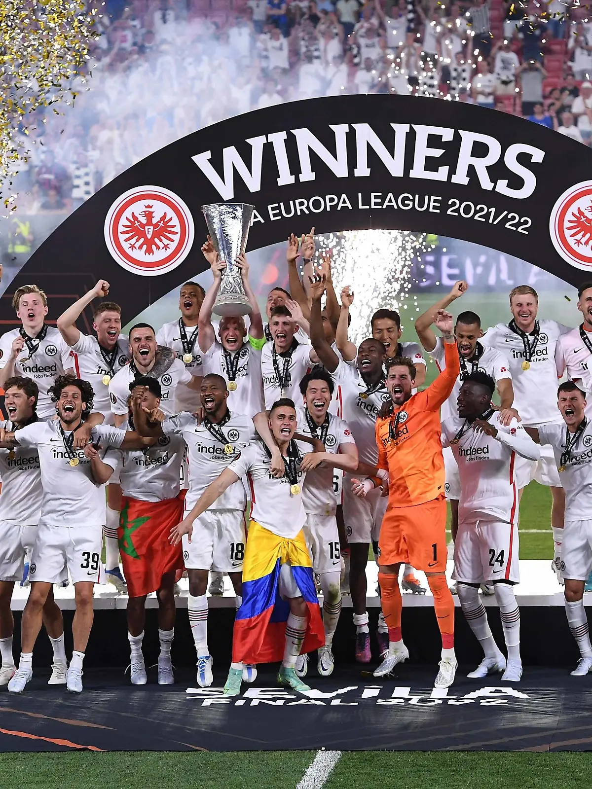  Fußball Europa League Finale Eintracht Frankfurt - Glasgow Rangers am 18.05.2022 im Estadio Ramon Sanchez-Pizjuan in Sevilla Siegerehrung / Pokalübergabe Eintracht Frankfurt gewinnt die UEFA Europa League 2021/2022 Sebastian Rode  Frankfurt  streckt den UEFA-Cup / Pokal / Trophäe in die Höhe Kevin Trapp  Frankfurt , Evan Ndicka  Frankfurt , Djibril Sow  Frankfurt , Filip Kostic  Frankfurt , Daichi Kamada  Frankfurt , Sebastian Rode  Frankfurt , Almamy Toure  Frankfurt , Rafael Borre  Frankfurt , Jesper Lindström  Frankfurt , Lucas Silva Melo Tuta  Frankfurt , Ansgar Knauff  Frankfurt , Martin Hinteregger  Frankfurt , Jens Grahl  Frankfurt , Kristijan Jakic  Frankfurt , Ajdin Hrustic  Frankfurt , Sam Lammers  Frankfurt , Makoto Hasebe  Frankfurt , Ragnar Ache  Frankfurt , Timothy Chandler  Frankfurt , Jens Petter Hauge  Frankfurt , Danny da Costa  Frankfurt , Christopher Lenz  Frankfurt , Aymen Barkok  Frankfurt , Goncalo Paciencia  Frankfurt , Oliver Glasner  Trainer / Cheftrainer Frankfurt  *** Soccer Europa League Final Eintracht Frankfurt Glasgow Rangers on 18 05 2022 at the Estadio Ramon Sanchez Pizjuan in Seville Award ceremony Cup presentation Eintracht Frankfurt wins the UEFA Europa League 2021 2022 Sebastian Rode Frankfurt stretches the UEFA Cup trophy in the air Kevin Trapp Frankfurt , Evan Ndicka Frankfurt , Djibril Sow Frankfurt , Filip Kostic Frankfurt , Daichi Kamada Frankfurt , Sebastian Rode Frankfurt , Almamy Toure Frankfurt , Rafael Borre Frankfurt , Jesper Lindström Frankfurt , Lucas Silva Melo Tuta Frankfurt , Ansgar Knauff Frankfurt , Martin Hinteregger Frankfurt , Jens Grahl Frankfurt , Kristijan Jakic Frankfurt , Ajdin Hrustic Frankfurt , Sam Lammers Frankfurt , Makoto Hasebe Frankfurt , Ragnar Ache Frankfurt , Timothy Chandler Frankfurt , Jens Petter Hauge Frankfurt , Danny da Costa Frankfurt , Christopher Lenz Frankfurt , Aymen Barkok Frankfurt , Goncalo Paciencia Frankfurt , Oliver Glasner