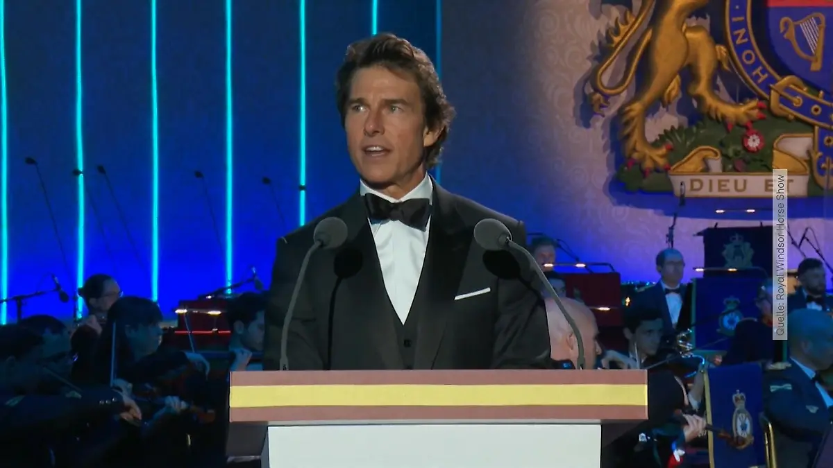 Queen Elizabeth strahlt bei der Royal Windsor Horse Show Was macht Tom Cruise hier?