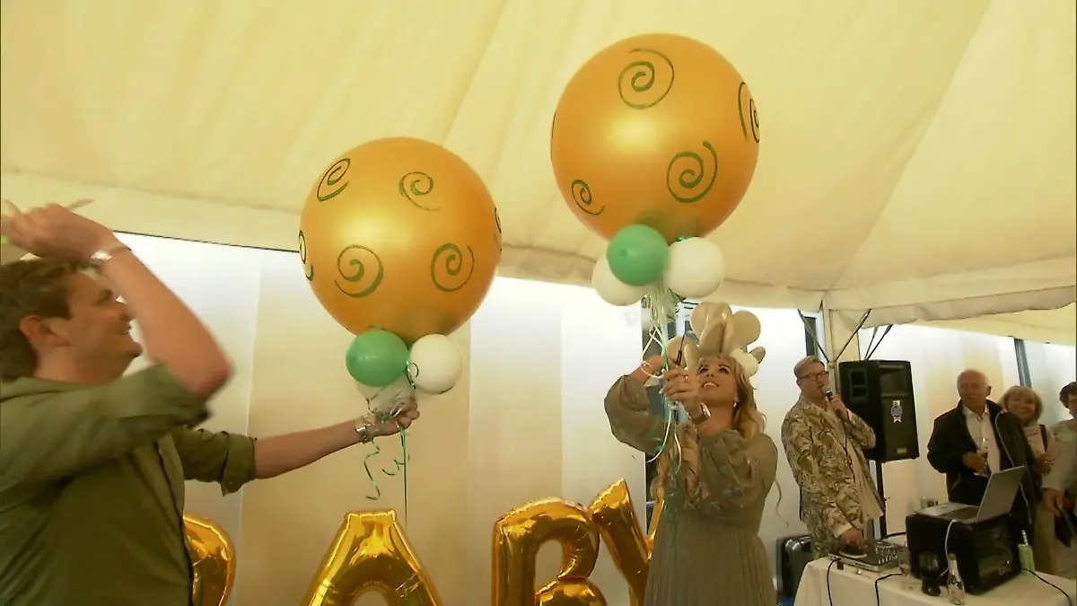 Annemarie Eilfeld enthüllt das Baby-Geschlecht Aufregende Gender Reveal Party
