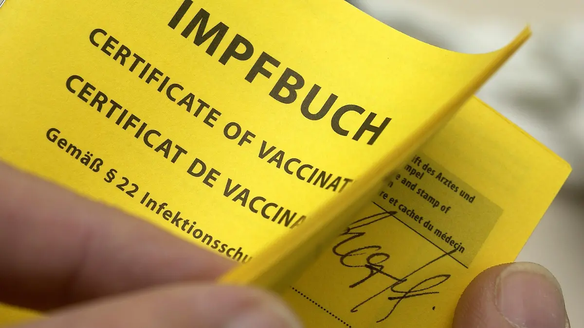 Berlin: Blättern in einem Impfbuch, in das der Arzt alle verabreichten Impfungen einträgt, aufgenommen am 13.07.2004 (Illustration zum Thema Impfen, Infektion). Impfungen gehören zu den wichtigsten und wirksamsten präventiven Maßnahmen, die in der Medizin zur Verfügung stehen. In Deutschland sind Schutzimpfungen freiwillig. Die Zahl der absoluten "Impfgegner" wird auf zwei Prozent der Bevölkerung geschätzt. Unterschieden wird in Regelimpfung für Säuglinge, Kinder und Jugendliche (z.B. Tetanus, Masern, Mups), Auffrischungsimpfungen im Erwachsenenalter (Z.B. Tetanus, Poliomyelitis), Indikationsimpfung bei erhötem Risiko und Reise-Impfungen.