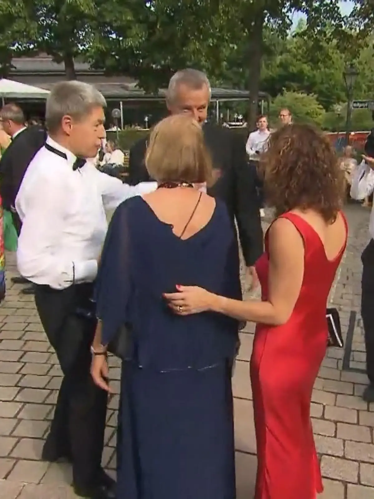 Joachim Sauer fühlt sich vom Fotografen belästigt.