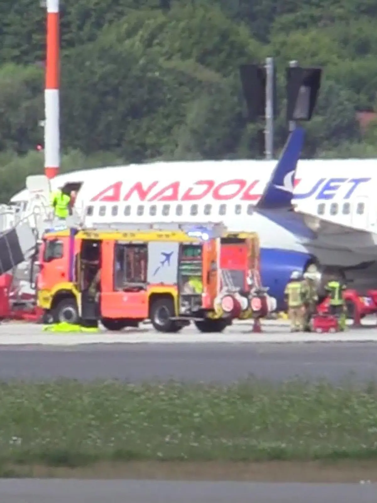 Eine Maschine der Airline Anadolu-Jet musste heute kurz nach dem Start in Hamburg wieder zum Flughafen zurückkehren und notlanden
