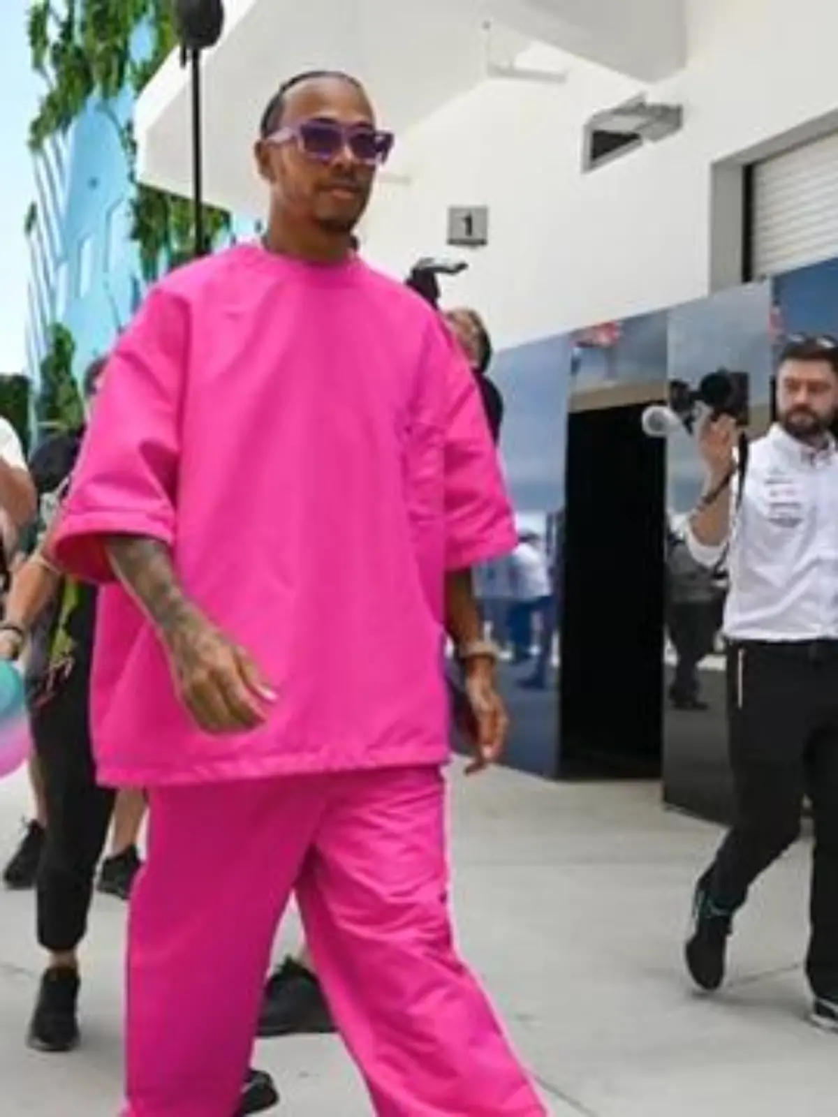 Bild zu: "Lewis Hamilton wagt crazy Outfit für den Miami GP"