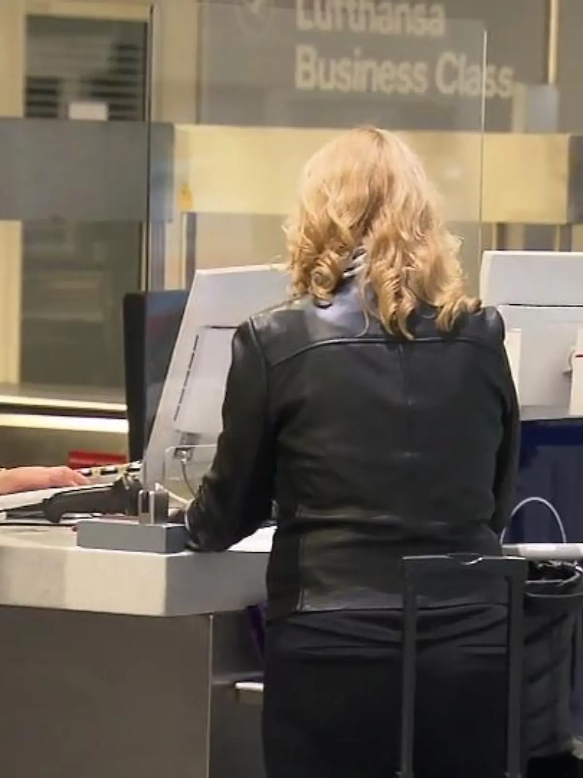 Statt Erholung im Urlaub droht vielen Reisenden am Mittwoch und Donnerstag ein regelrechter Albtraum am Flughafen: Die Gewerkschaft Verdi hat die rund 20.000 Beschäftigten des Lufthansa-Bodenpersonals für diesen Mittwoch (27. Juli) zu einem flächendeckenden Warnstreik aufgerufen. Damit könnte das Reise-Chaos im Sommer 2022 einen neuen Höhepunkt finden.  Im Video erklärt die Rechtsanwältin Nicole Mutschke, welche Rechte Flugreisende jetzt haben.