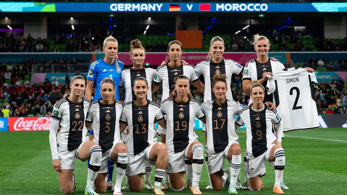 Startelf Teamfoto Merle Frohms Deutschland, 01, Lina Magull Deutschland, 20, Sara Doorsoun Deutschland, 23, Melanie Leupolz Deutschland, 18, Alexandra Popp Deutschland, 11 mit Trikot von Carolin Simon, Jule Brand Deutschland, 22, Kathrin Hendrich Deutschland, 03, Sara Daebritz Deutschland, 13, Klara Buehl Deutschland, 19, Felicitas Rauch Deutschland, 17, Svenja Huth Deutschland, 09, AUS, Deutschland vs Marokko, FIFA Frauen Fussball Weltmeisterschaft Australien 2023, 1. Spieltag, Gruppe H, 24.07.2023 AUS, Deutschland vs Marokko, FIFA Frauen Fussball Weltmeisterschaft Australien 2023, 1. Spieltag, Gruppe H, 24.07.2023 Melbourne *** Starting team photo Merle Frohms Germany, 01 , Lina Magull Germany, 20 , Sara Doorsoun Germany, 23 , Melanie Leupolz Germany, 18 , Alexandra Popp Germany, 11 with shirt of Carolin Simon, Jule Brand Germany, 22 , Kathrin Hendrich Germany, 03 , Sara Daebritz Germany, 13 , Klara Buehl Germany, 19 , Felicitas Rauch Germany, 17 , Svenja Huth Germany, 09 , AUS, Germany vs Morocco, FIFA Womens World Cup Australia 2023, Matchday 1, Group H, 24 07 2023 AUS, Germany vs Morocco, FIFA Womens World Cup Australia 2023, Matchday 1, Group H, 24 07 2023 Melbourne Copyright: xEibner-Pressefoto/Memmlerx EP_MMR