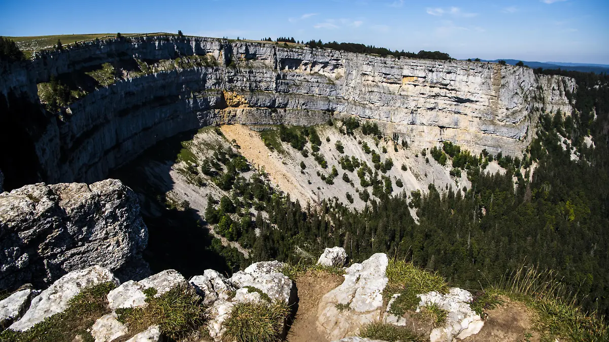 Une vue generale du site du Creux-du-Van le samedi 8 aout 2020 pres de la ferme Le Soliat entre les communes de Gorgier et du Val-de-Travers. Le Creux-du-Van est un cirque rocheux d'environ 1'400 metres de large pour 200 metres de hauteur. (KEYSTONE/Jean-Christophe Bott)