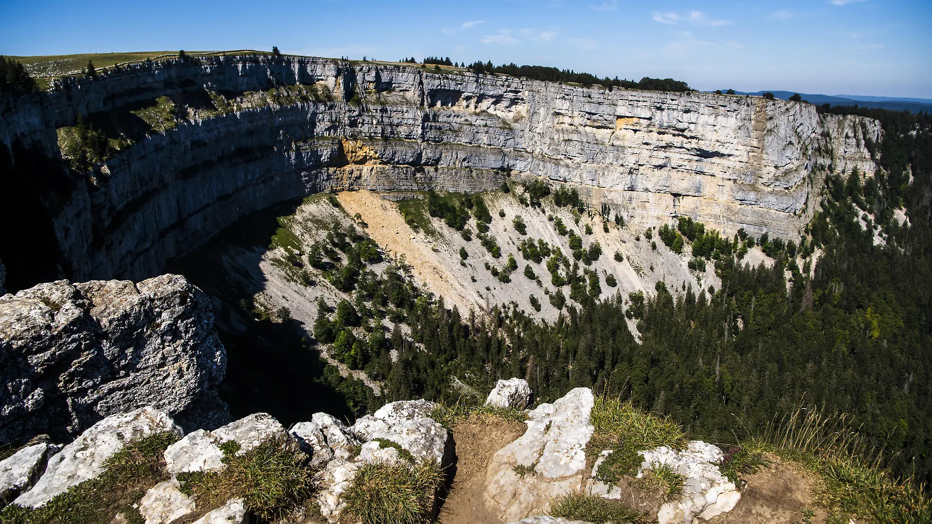 Une vue generale du site du Creux-du-Van le samedi 8 aout 2020 pres de la ferme Le Soliat entre les communes de Gorgier et du Val-de-Travers. Le Creux-du-Van est un cirque rocheux d'environ 1'400 metres de large pour 200 metres de hauteur. (KEYSTONE/Jean-Christophe Bott)