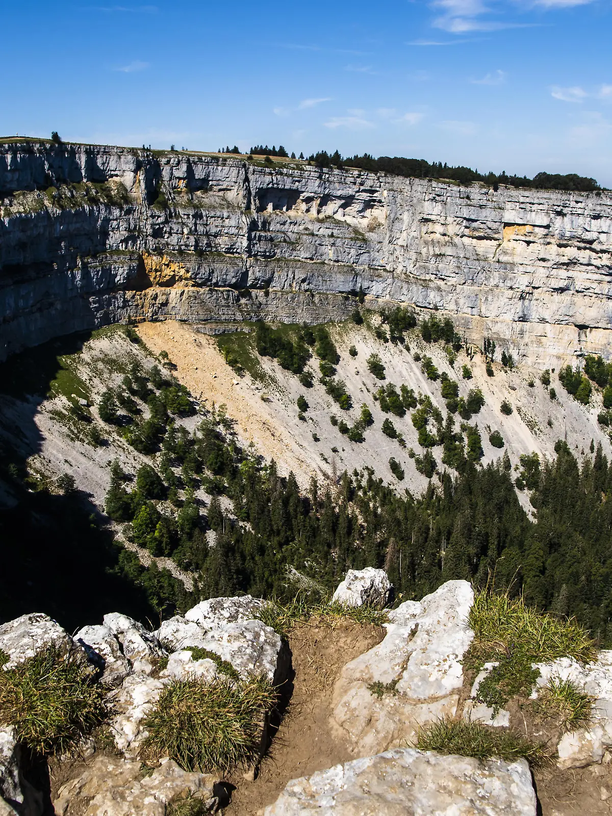 Une vue generale du site du Creux-du-Van le samedi 8 aout 2020 pres de la ferme Le Soliat entre les communes de Gorgier et du Val-de-Travers. Le Creux-du-Van est un cirque rocheux d'environ 1'400 metres de large pour 200 metres de hauteur. (KEYSTONE/Jean-Christophe Bott)