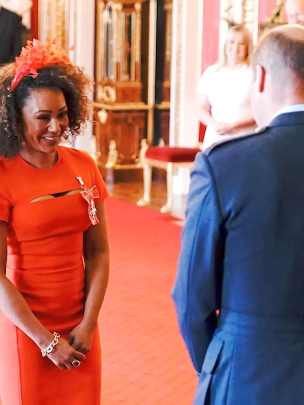 Bild zu: "Mel B wird von Prinz William mit Ritterorden ausgzeichnet"