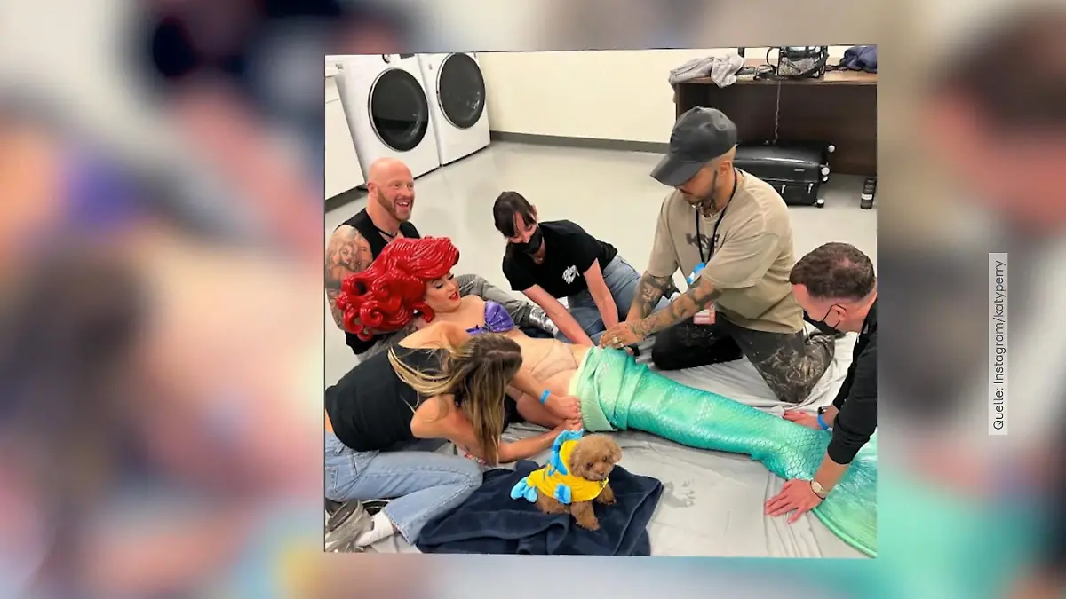 Katy Perry wird zu Arielle Kostum mit Tücken