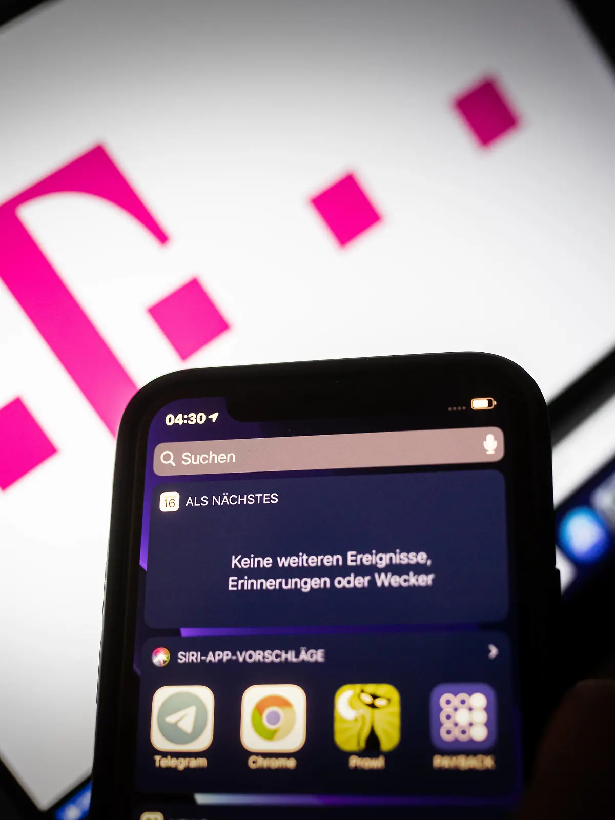  Großflächige Störung bei der Deutschen Telekom, Symbolbild eines Smartphones vor dem Telekomlogo ohne Netzverbindung. *** Large-scale interference at Deutsche Telekom, symbolic image of a smartphone in front of the Telekom logo without network connection Copyright: xSimonxAdomatx