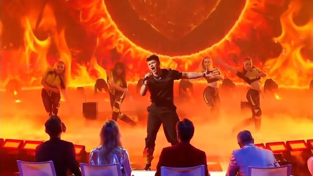Dominik Simmen rockt zu "Use Somebody" von den Kings of Leon Auf der großen DSDS-Bühne zeigt der Rocker Gefühle