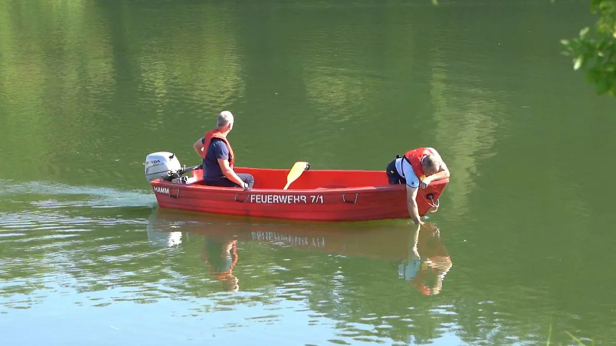 Rettungskräfte suchen im Datteln-Hamm-Kanal nach dem Opfer.