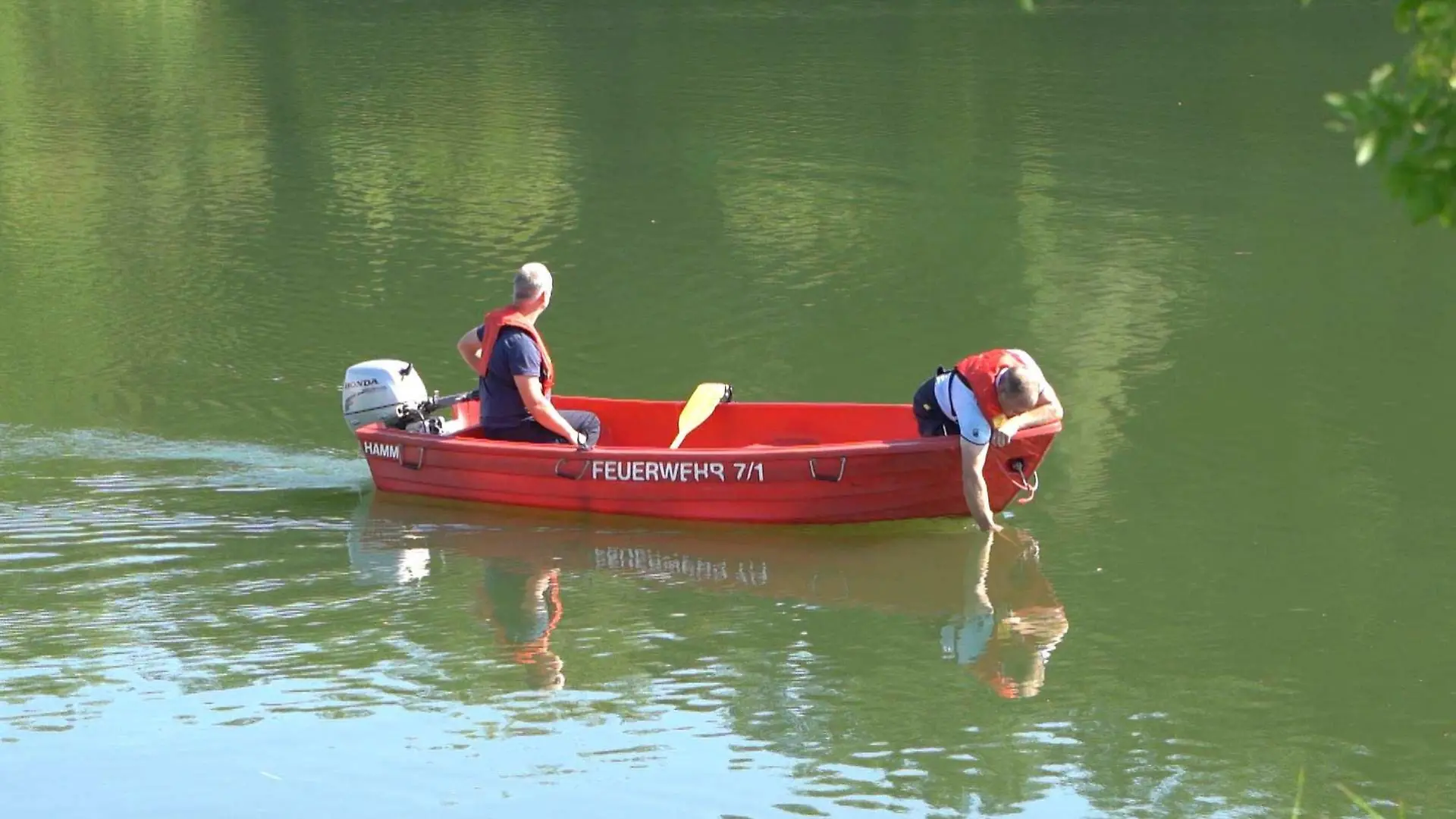 Rettungskräfte suchen im Datteln-Hamm-Kanal nach dem Opfer.