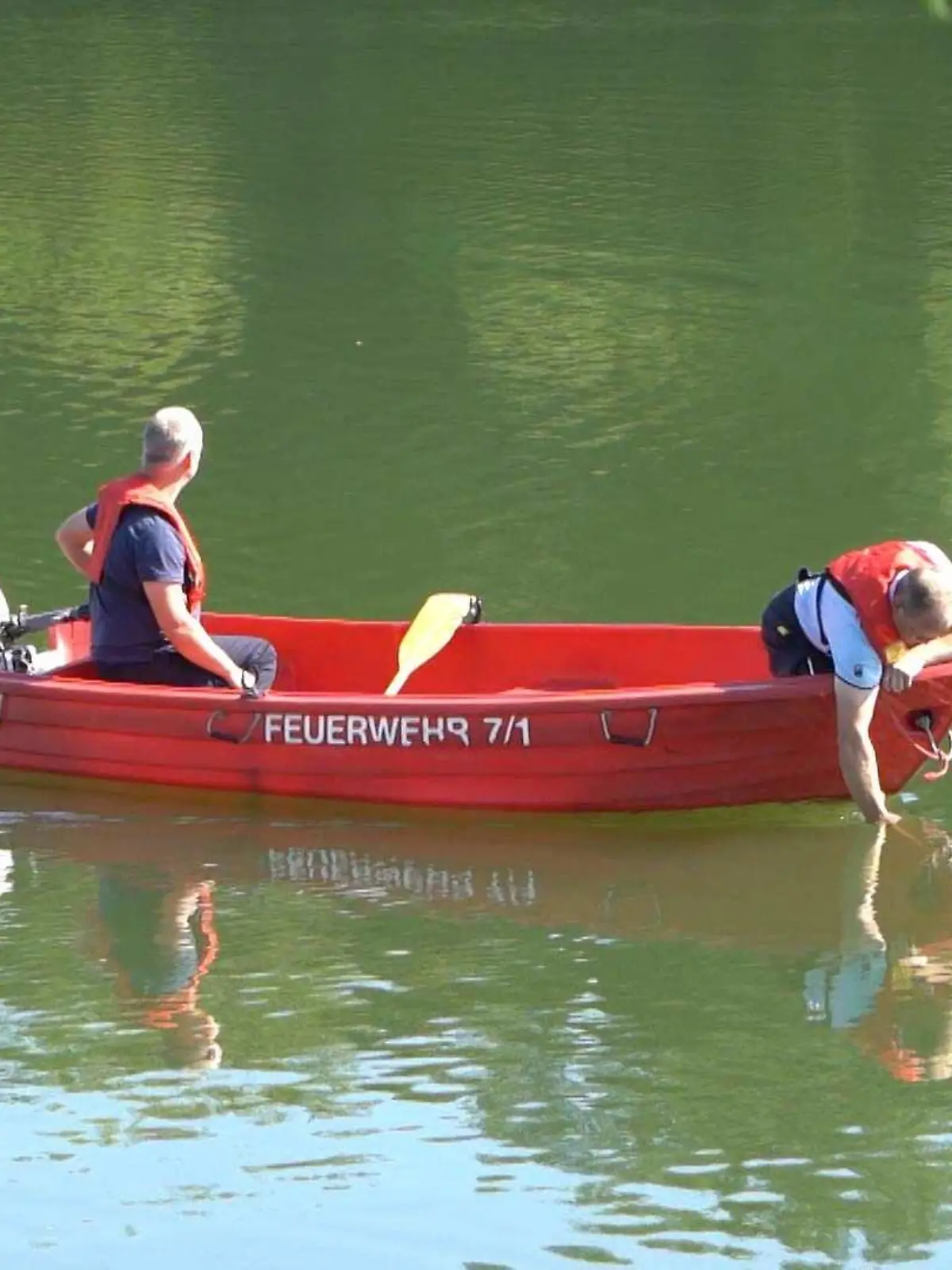 Rettungskräfte suchen im Datteln-Hamm-Kanal nach dem Opfer.