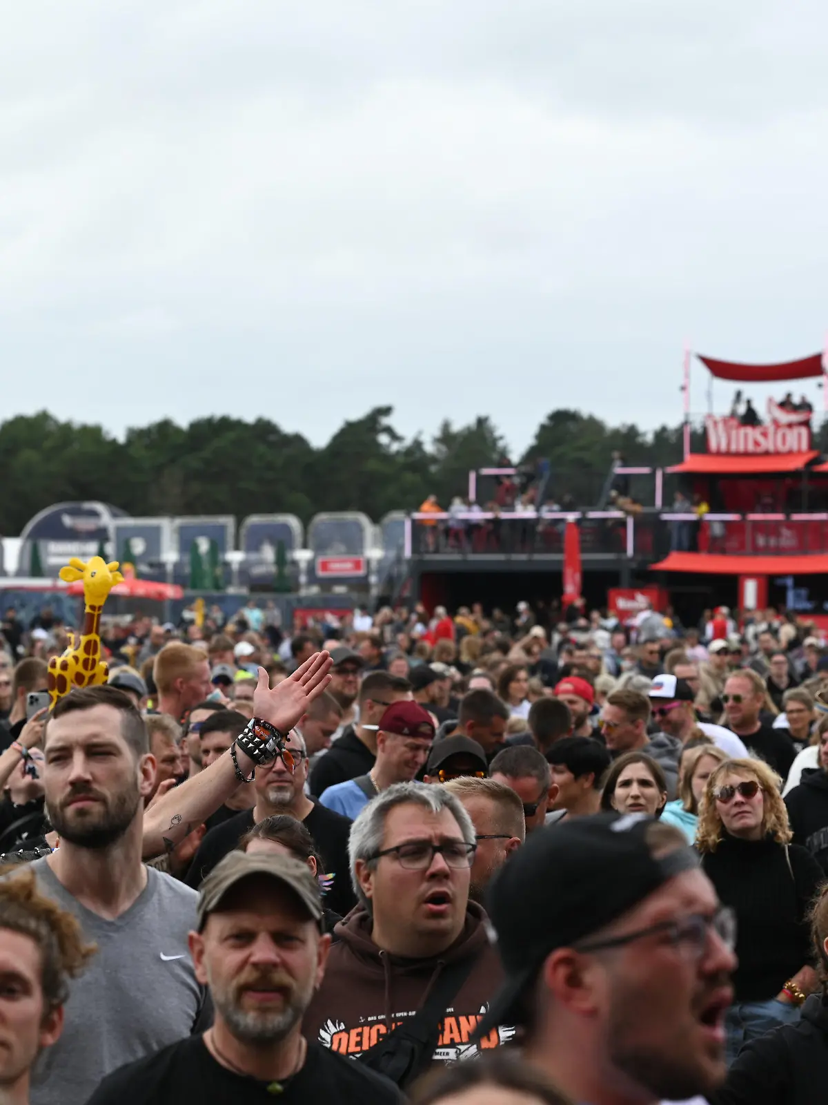 22.07.2022, Niedersachsen, Nordholz: Besucher gehen über das Festivalgelände des Deichbrand Rockfestival am Meer am zweiten Tag. Das Open-Air an der Nordsee bietet bis zu 100 Acts auf den fünf Bühnen auf dem Seeflughafen (Sea-Airport) Cuxhaven/Nordholz. Täglich werden etwa 60 000 Festivalgänger erwartet. Foto: Lars Klemmer/dpa +++ dpa-Bildfunk +++