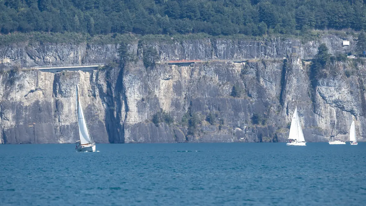 Ansicht der Unfallstelle auf der Axenstrasse, bei der ein Auto zwischen dem Moositunnel und Wolfsprung von der Fahrbahn abkam, das Gelaender durchschlug und rund 45 Meter hinab in den Vierwaldstaettersee stuertzte, am Sonntag, 24. Juli 2022, in Brunnen SZ. Das Auto und die Insassen wurden bisher noch nicht geortet, es wird vermutet, dass das Auto auf rund 180 Meter Tiefe liegt. (KEYSTONE/Urs Flueeler)