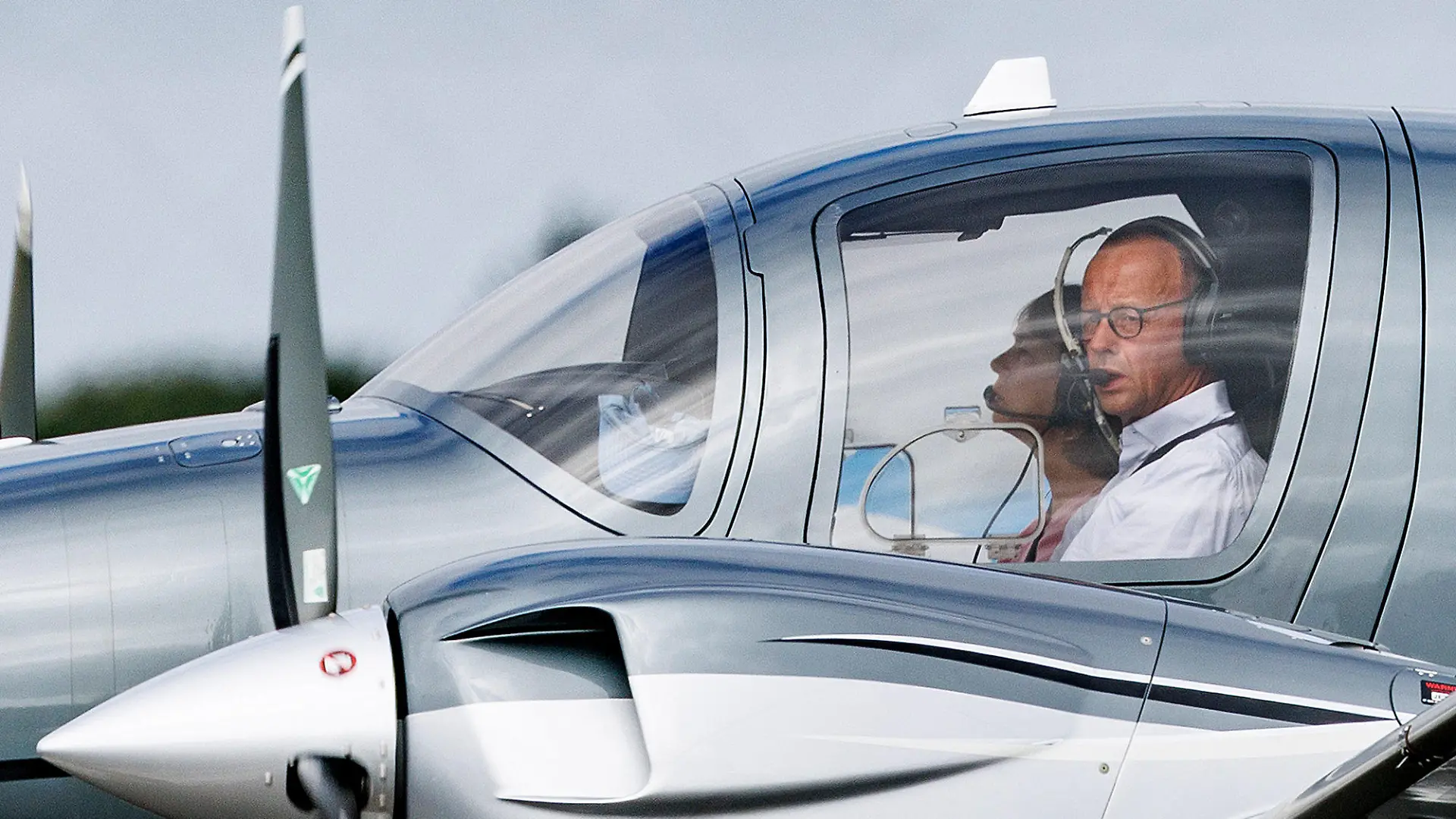 08.07.2022, Schleswig-Holstein, Tinnum/Sylt: CDU-Chef Friedrich Merz und seine Frau Charlotte sind mit ihrem Privatflieger zur Hochzeit von Bundesfinanzminister Christian Lindner (FDP) nach Sylt gekommen. Seine Frau und er stehen auf der Gästeliste für die Hochzeitsfeier von Lindner und der Journalistin Franca Lehfeldt. Foto: Axel Heimken/dpa +++ dpa-Bildfunk +++