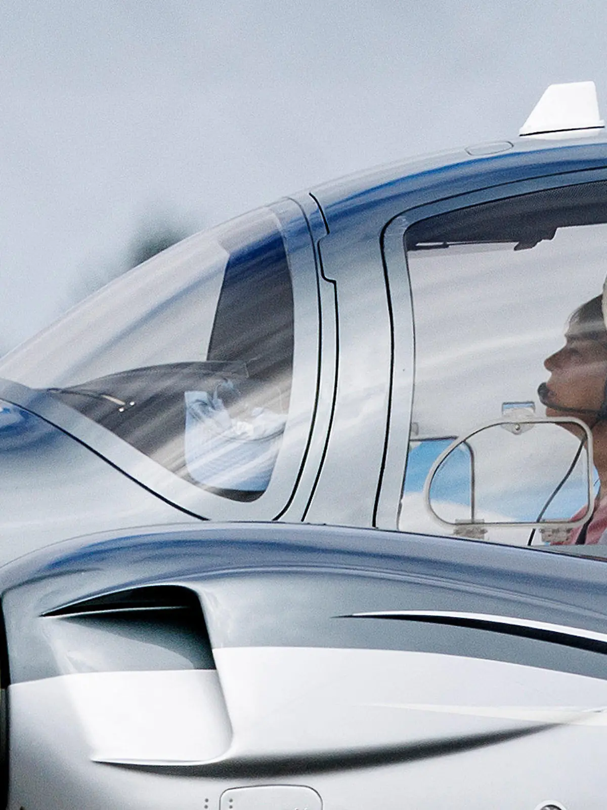 08.07.2022, Schleswig-Holstein, Tinnum/Sylt: CDU-Chef Friedrich Merz und seine Frau Charlotte sind mit ihrem Privatflieger zur Hochzeit von Bundesfinanzminister Christian Lindner (FDP) nach Sylt gekommen.  Seine Frau und er stehen auf der Gästeliste für die Hochzeitsfeier von Lindner und der Journalistin Franca Lehfeldt. Foto: Axel Heimken/dpa +++ dpa-Bildfunk +++