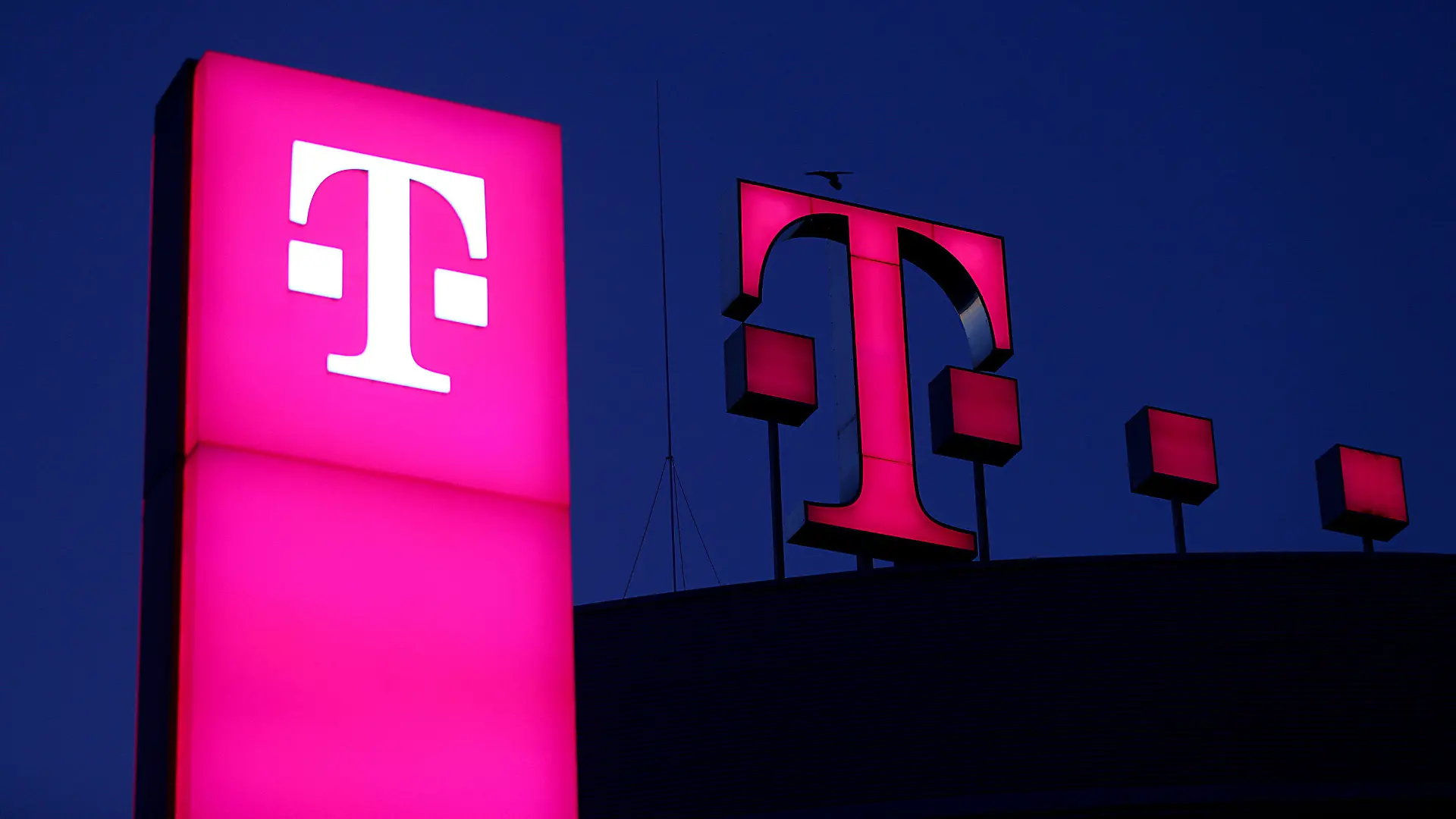 ARCHIV - 13.02.2019, Nordrhein-Westfalen, Bonn: Das Logo der Deutschen Telekom leuchtet auf dem Dach der Unternehmenszentrale. Die Deutsche Telekom muss ihre «Stream On»-Tarife nach einer Gerichtsentscheidung ändern oder vom Markt nehmen. Das Angebot verstoße gegen die Netzneutralität. (zu dpa «Gericht zwingt Telekom zu Änderungen bei «StreamOn») Foto: Oliver Berg/dpa +++ dpa-Bildfunk +++