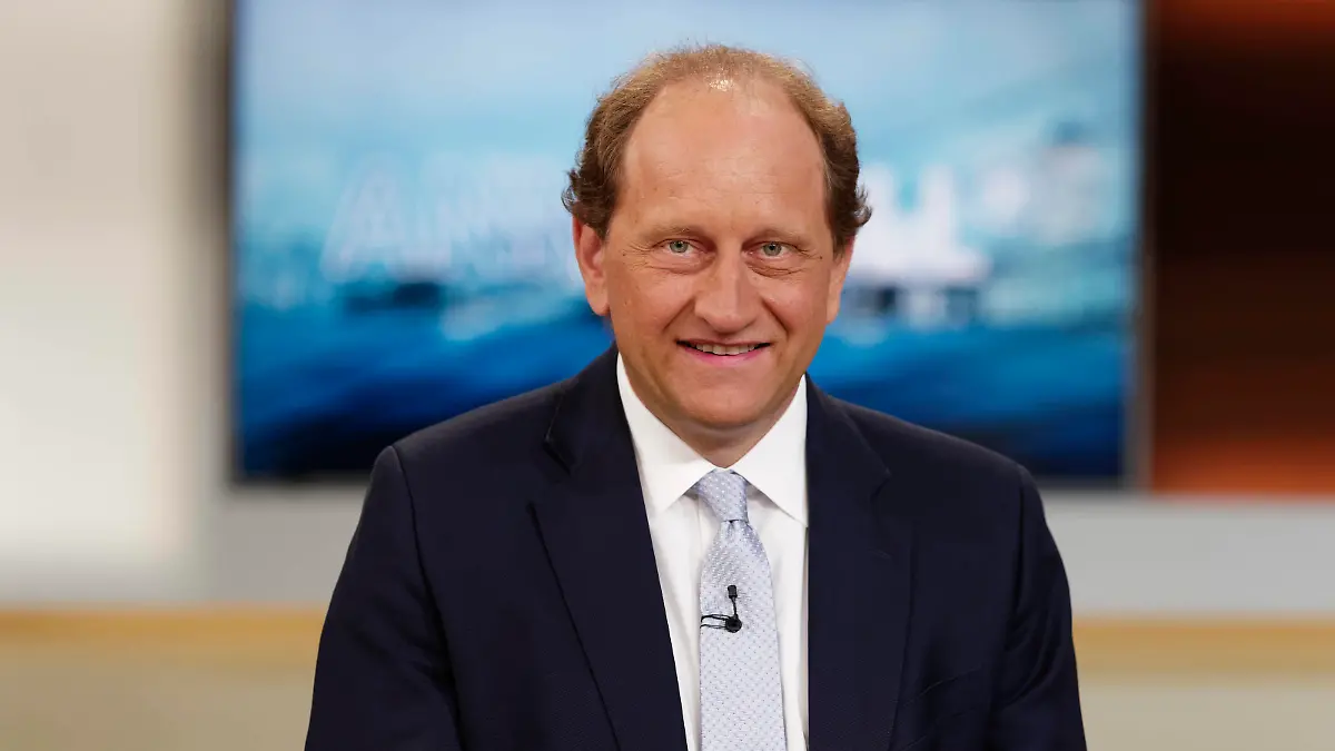  Alexander Graf Lambsdorff bei Anne Will 2022-07-24, Deutschland, Berlin. Alexander Graf Lambsdorff FDP, Stellv. Fraktionsvorsitzender im Deutschen Bundestag, Bundestagsvizepräsidentin, zu Gast bei Anne Will im Ersten. Thema der ARD-Politik-Talkrunde: Weiter abhängig von Putins Gas - Wie schafft Deutschland die Energiewende *** Alexander Graf Lambsdorff at Anne Will 2022 07 24, Germany, Berlin Alexander Graf Lambsdorff FDP , Stellv Fraktionsvorsitzender im Deutschen Bundestag, Bundestagsvizepräsidentin, zu Gast bei Anne Will im Ersten Thema der ARD Politik Talkrunde Weiter abhängig von Putins Gas Wie schafft Deutschland die Energiewende