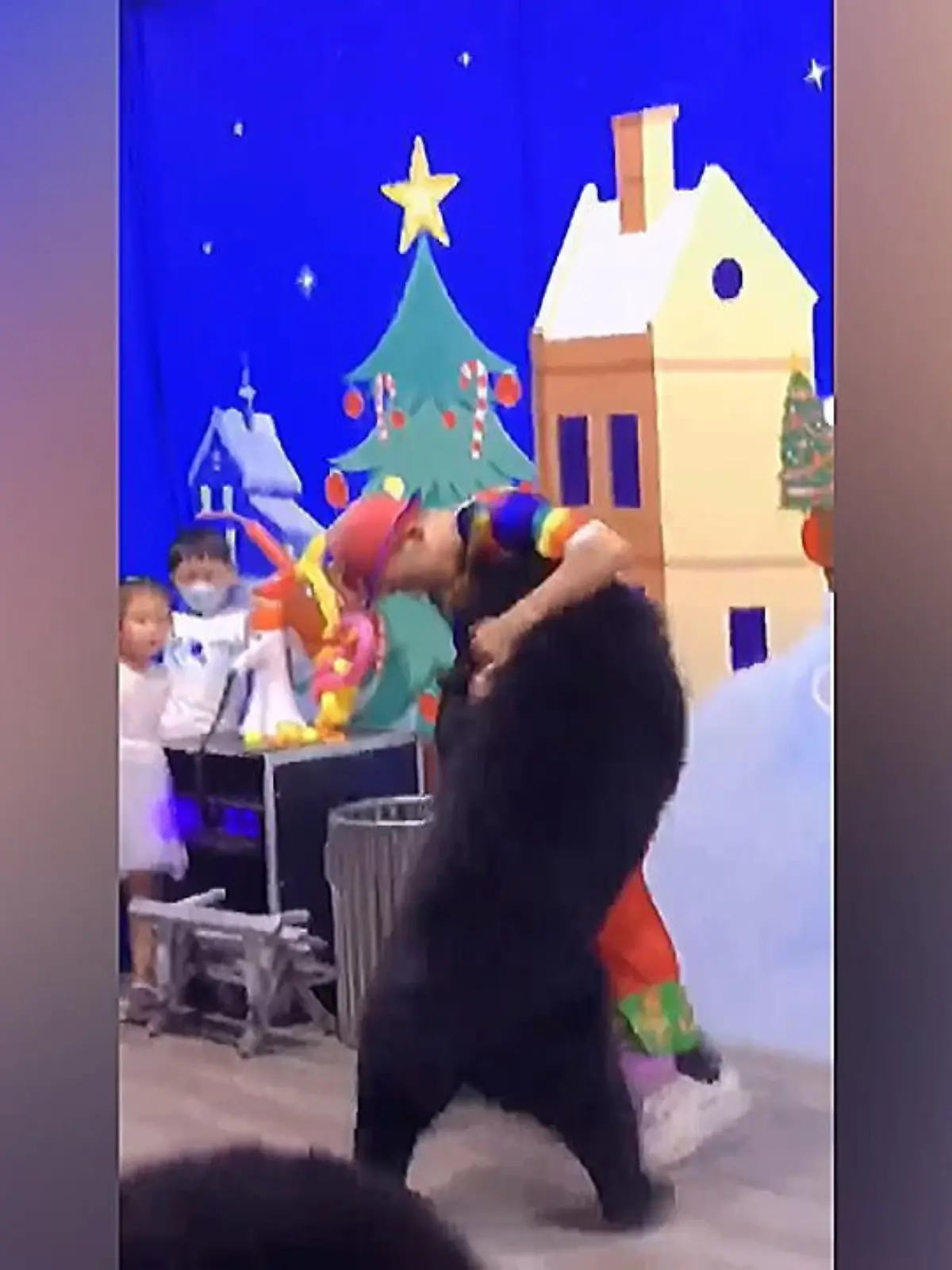 Ein Tiertrainer wird in China von einem Schwarzbären attackiert.
