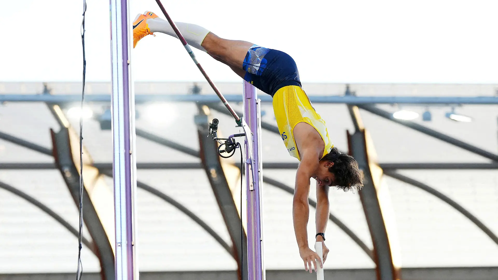 Athletics - World Athletics Championships - Men's Pole Vault - Final - Hayward Field, Eugene, Oregon, U.S. - July 24, 2022 Sweden's Armand Duplantis in action as he clears 6.21m to set a new world record during the final REUTERS/Aleksandra Szmigiel     TPX IMAGES OF THE DAY