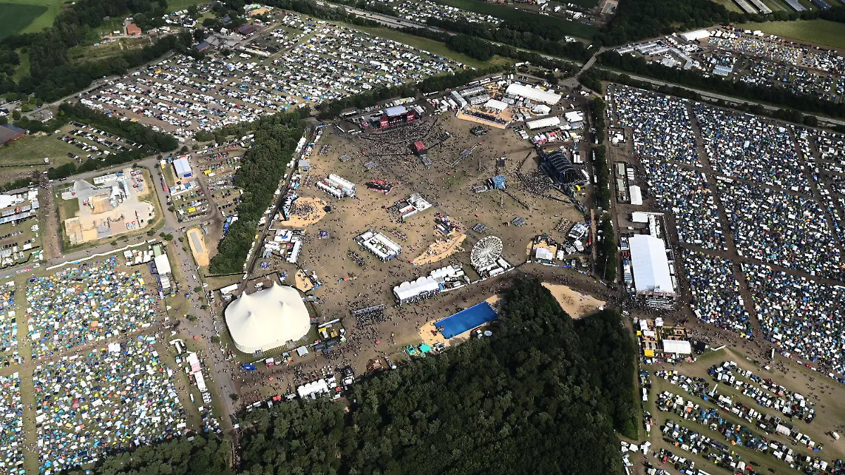 22.07.2022, Niedersachsen, Nordholz: Besucher campieren auf dem Festivalgelände des Deichbrand Rockfestival am Meer am zweiten Tag. Das Open-Air an der Nordsee bietet bis zu 100 Acts auf den fünf Bühnen auf dem Seeflughafen (Sea-Airport) Cuxhaven/Nordholz. Täglich werden etwa 60 000 Festivalgänger erwartet. Foto: Lars Klemmer/dpa +++ dpa-Bildfunk +++