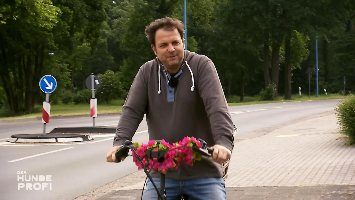 Mit Martin auf dem Fahrrad ist Cosmo ruhig Was ist los?