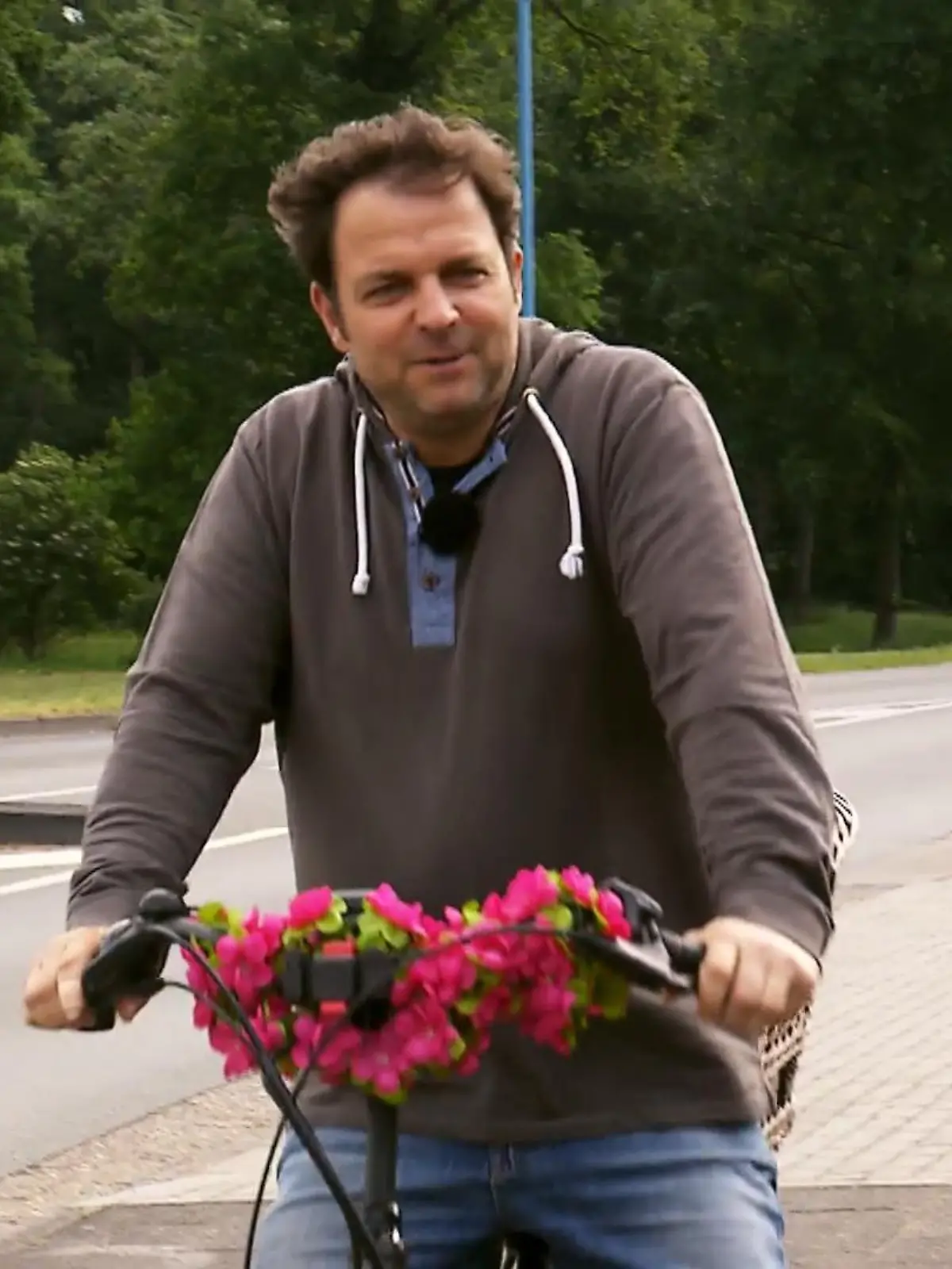 Bild zu: "Mit Martin auf dem Fahrrad ist Cosmo ruhig"