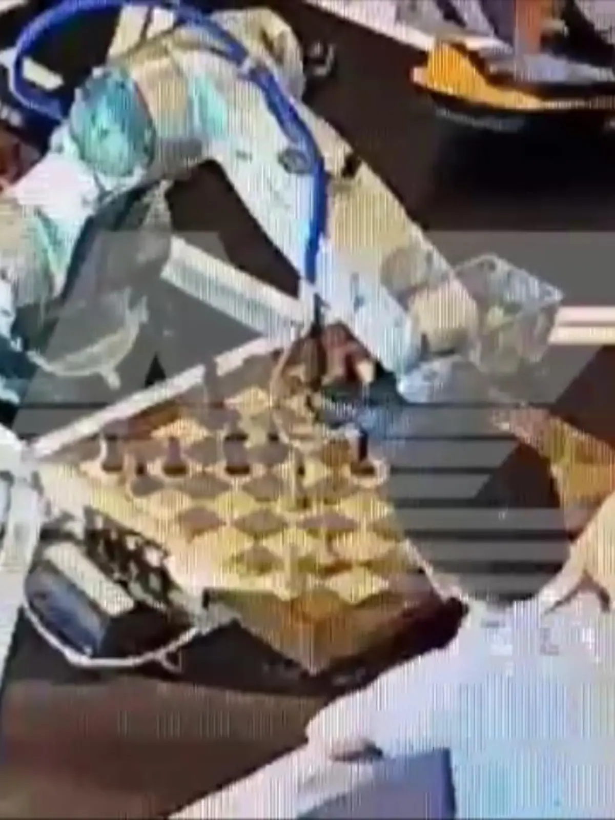Bei einem Schachturnier in Moskau (Russland) wollte ein Junge sein Können unter Beweis stellen - und spielte eine Partei Schach gegen einen Roboter. Doch die Maschine verwechselt auf einmal seinen Finger mit einer Figur und drückt richtig zu.