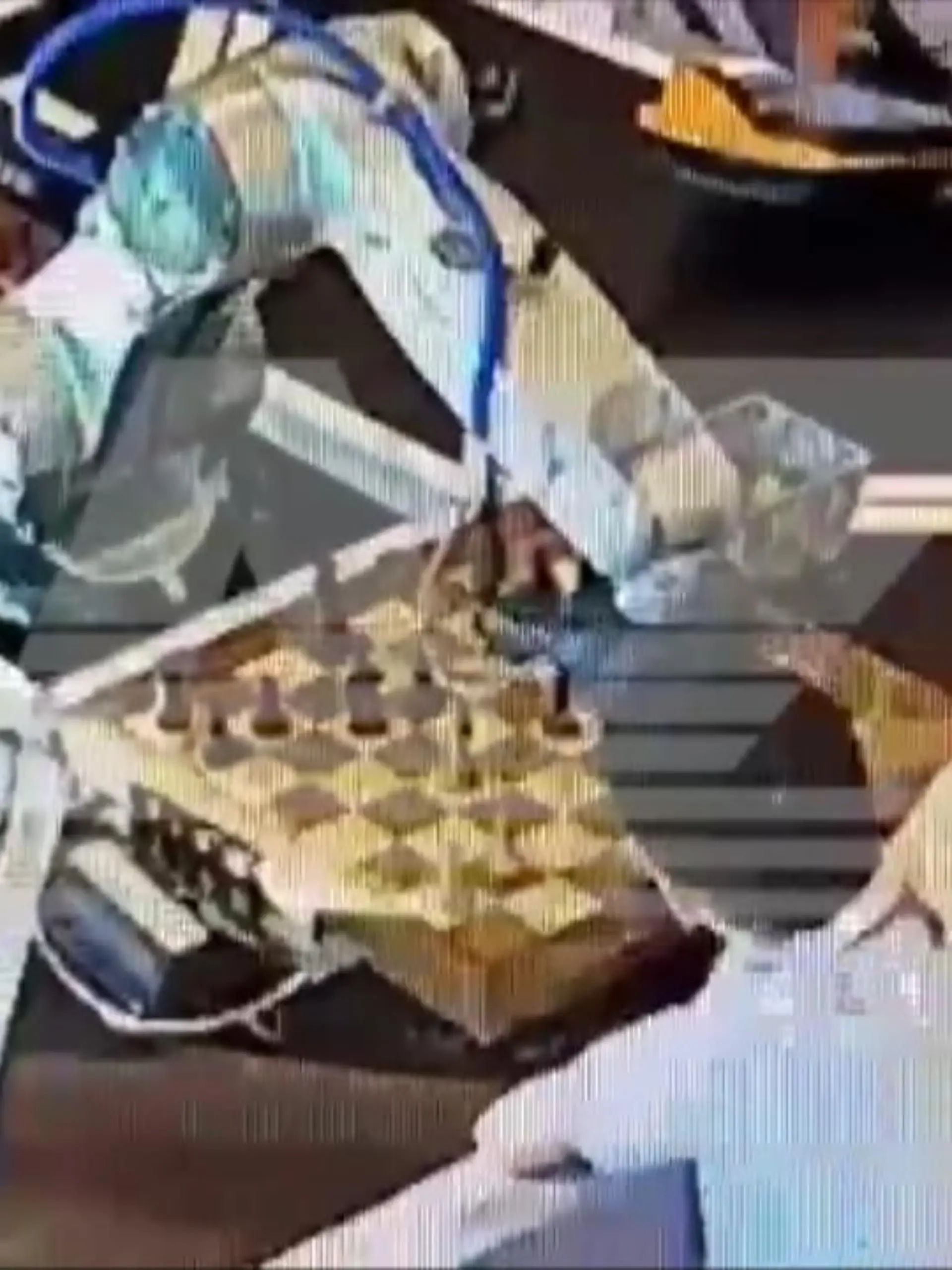 Bei einem Schachturnier in Moskau (Russland) wollte ein Junge sein Können unter Beweis stellen - und spielte eine Partei Schach gegen einen Roboter. Doch die Maschine verwechselt auf einmal seinen Finger mit einer Figur und drückt richtig zu.