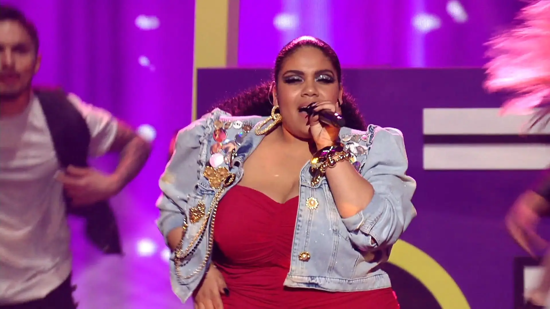 Abigail bringt Whitney-Houston-Song auf die DSDS-Bühne Gute Laune bei "I Wanna Dance With Somebody"