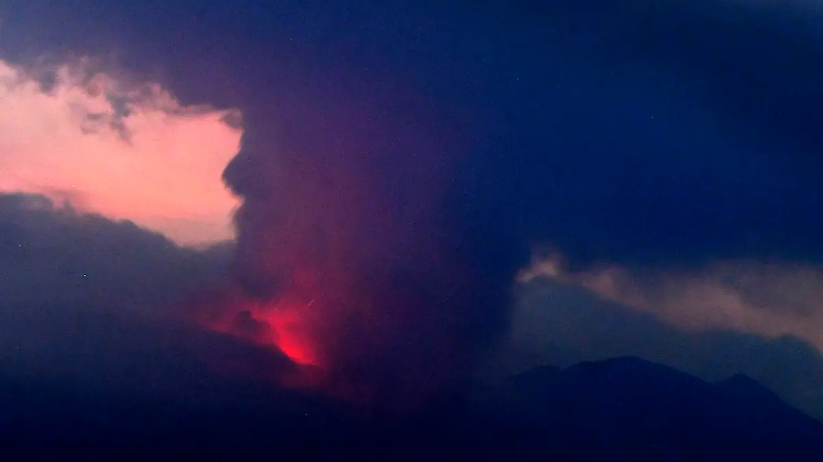 24.07.2022, Japan, Tarumizu: Der aktive Vulkan Sakurajima ist von der Stadt Tarumizu in der südlichen Präfektur Kagoshima aus zu sehen. Die japanische Wetterbehörde teilte mit dass der Vulkan auf der südlichen Hauptinsel Kyushu Asche und vulkanisches Gestein spuckte, es aber keine unmittelbaren Berichte über Schäden oder Verletzte in den nahe gelegenen Städten gab. Foto: -/Kyodo News via AP/dpa +++ dpa-Bildfunk +++