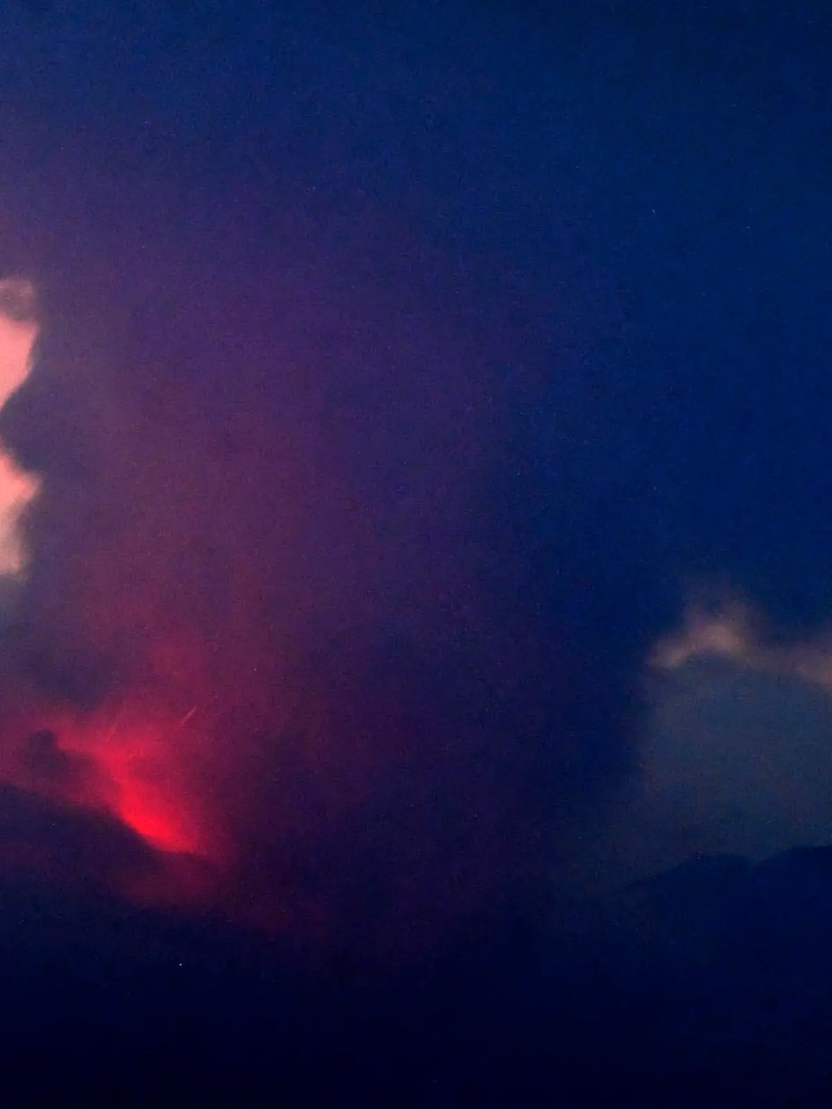 24.07.2022, Japan, Tarumizu: Der aktive Vulkan Sakurajima ist von der Stadt Tarumizu in der südlichen Präfektur Kagoshima aus zu sehen. Die japanische Wetterbehörde teilte mit dass der Vulkan auf der südlichen Hauptinsel Kyushu Asche und vulkanisches Gestein spuckte, es aber keine unmittelbaren Berichte über Schäden oder Verletzte in den nahe gelegenen Städten gab. Foto: -/Kyodo News via AP/dpa +++ dpa-Bildfunk +++