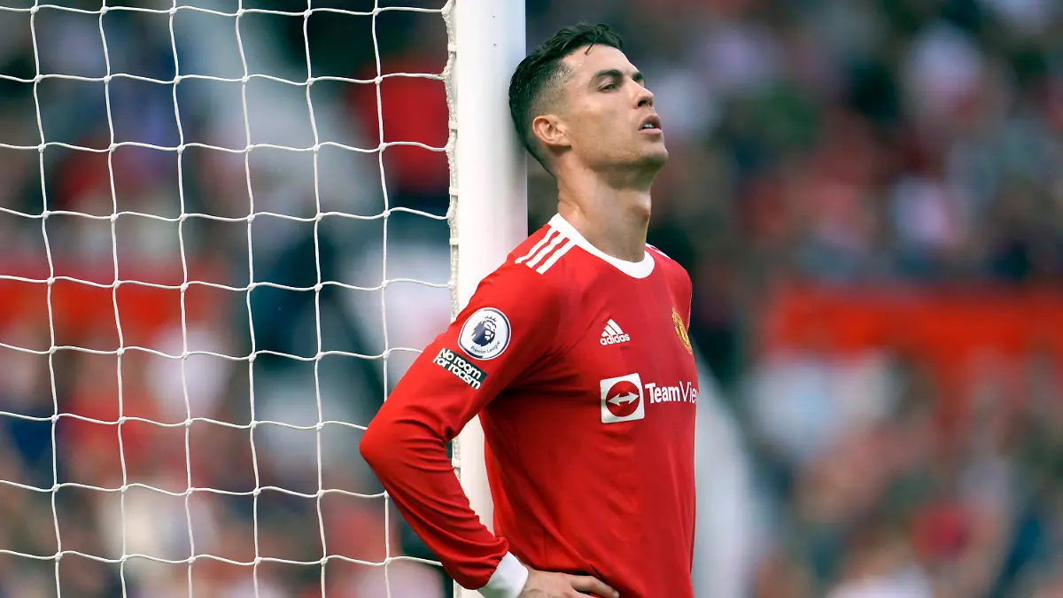 ARCHIV - 16.04.2022, Großbritannien, Manchester: Cristiano Ronaldo von Manchester United lehnt am Torpfosten bei der Premier League-Begegnung Manchester United und Norwich City im Old Trafford Stadion. (zu dpa «Ronaldo will weg, aber keiner will Ronaldo: Endstation Man United?») Foto: Jon Super/AP/dpa +++ dpa-Bildfunk +++