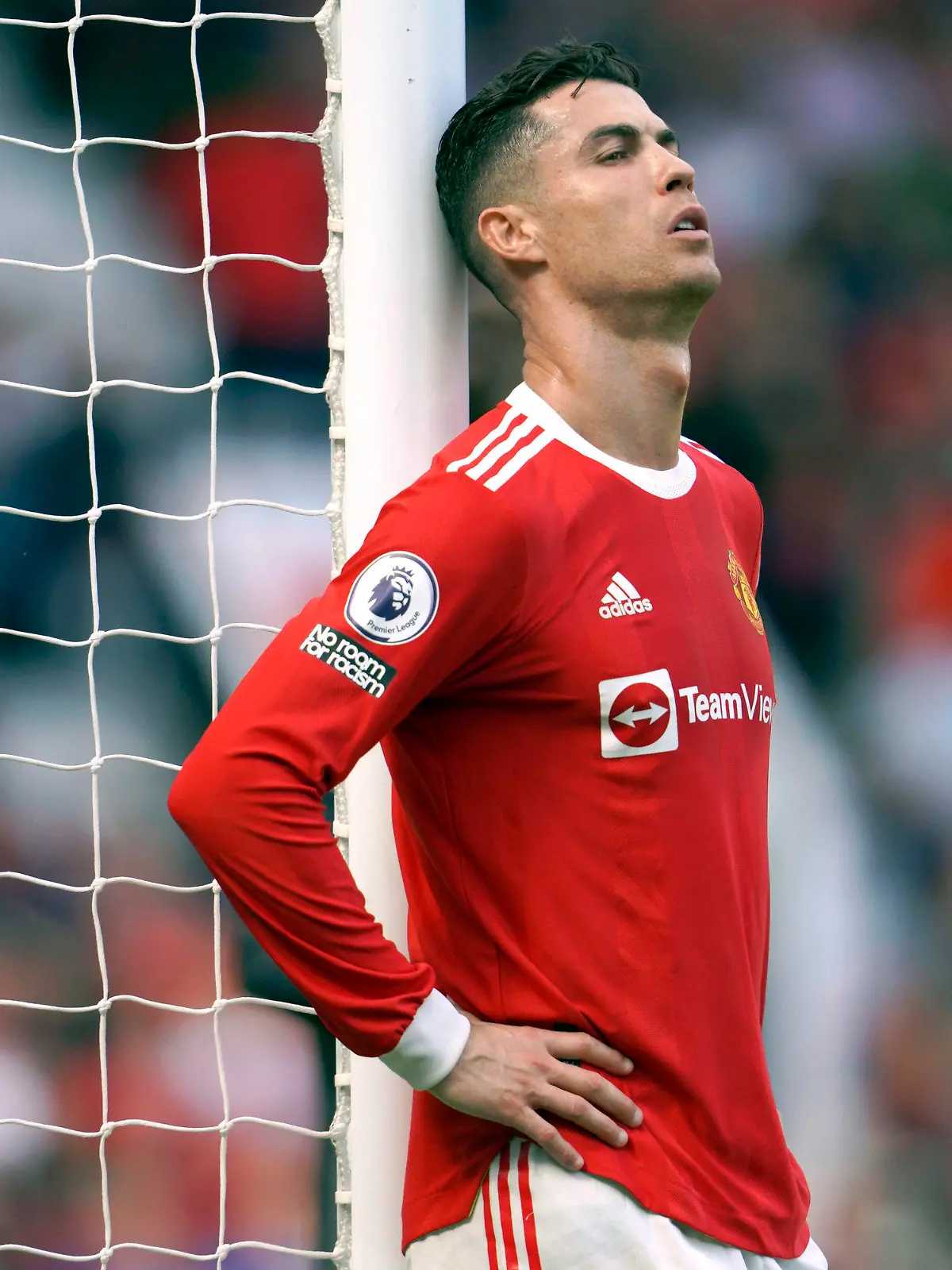 ARCHIV - 16.04.2022, Großbritannien, Manchester: Cristiano Ronaldo von Manchester United lehnt am Torpfosten bei der Premier League-Begegnung Manchester United und Norwich City im Old Trafford Stadion. (zu dpa «Ronaldo will weg, aber keiner will Ronaldo: Endstation Man United?») Foto: Jon Super/AP/dpa +++ dpa-Bildfunk +++