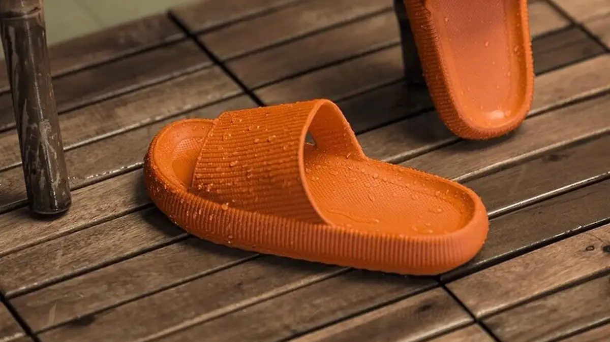 Adiletten-Alternative sind Schlappies oder Pummys in Orange.