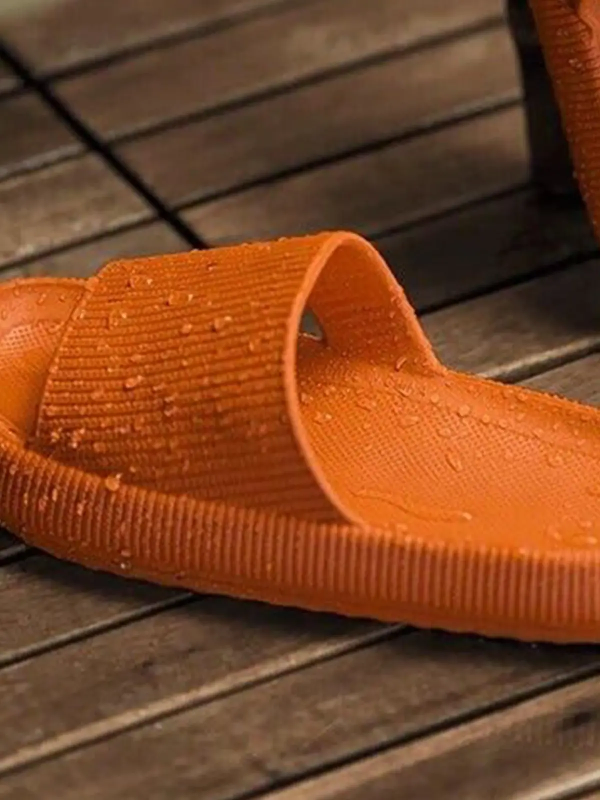 Adiletten-Alternative sind Schlappies oder Pummys in Orange.