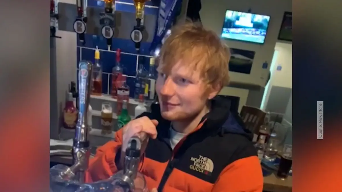Ed Sheeran feiert in der Bar von nebenan Megastar am Zapfhahn