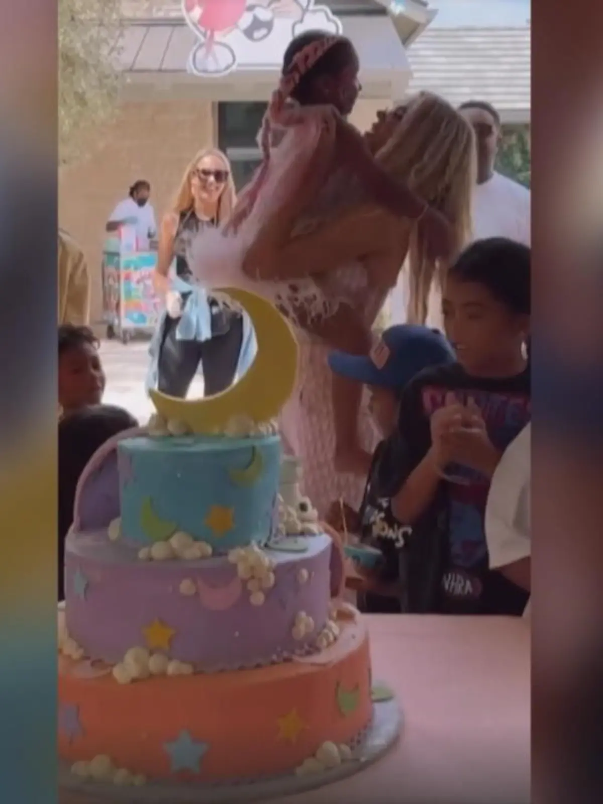 Bild zu: "Khloé Kardashian schmeißt Mega-Sause!"
