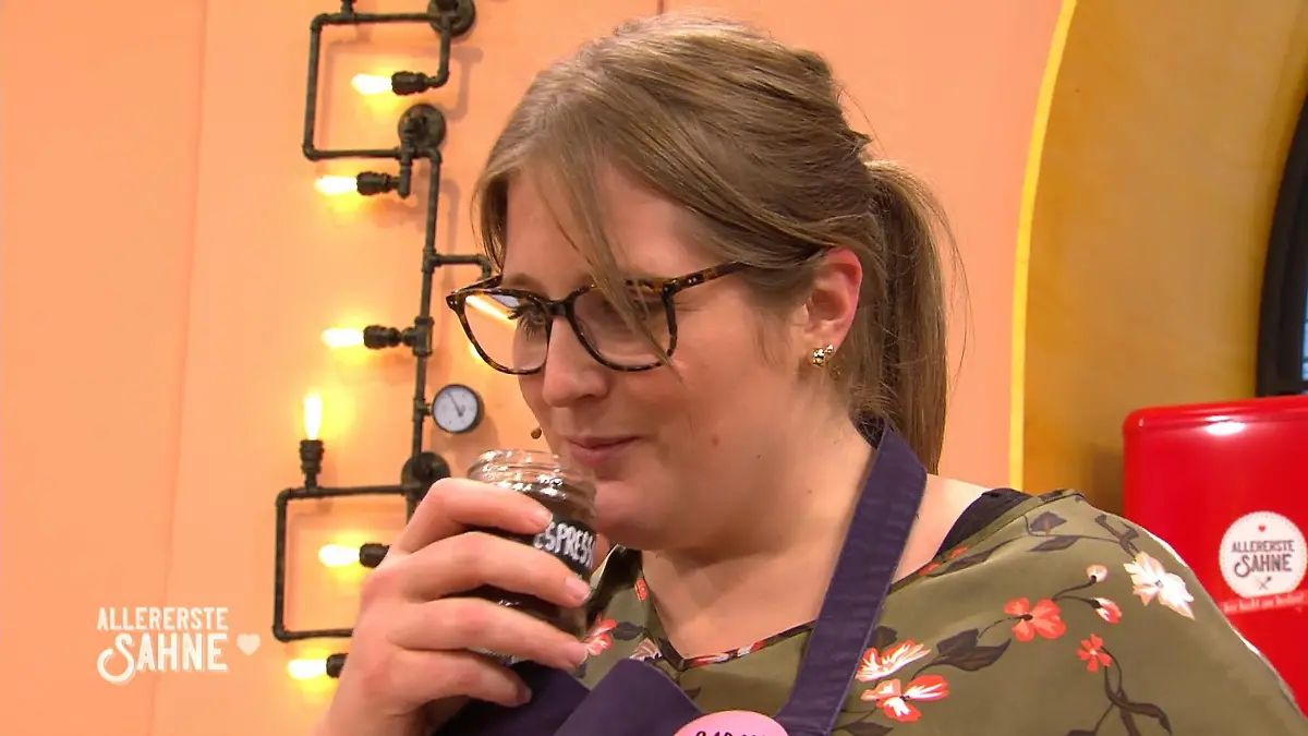 "Was mache ich mit meinem Espresso?!" Sarah ist ratlos