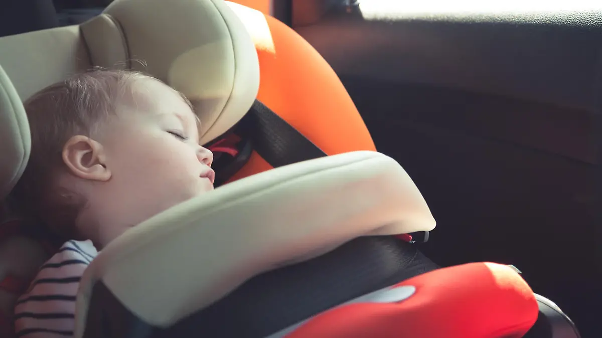 Baby bei Hitze im Auto