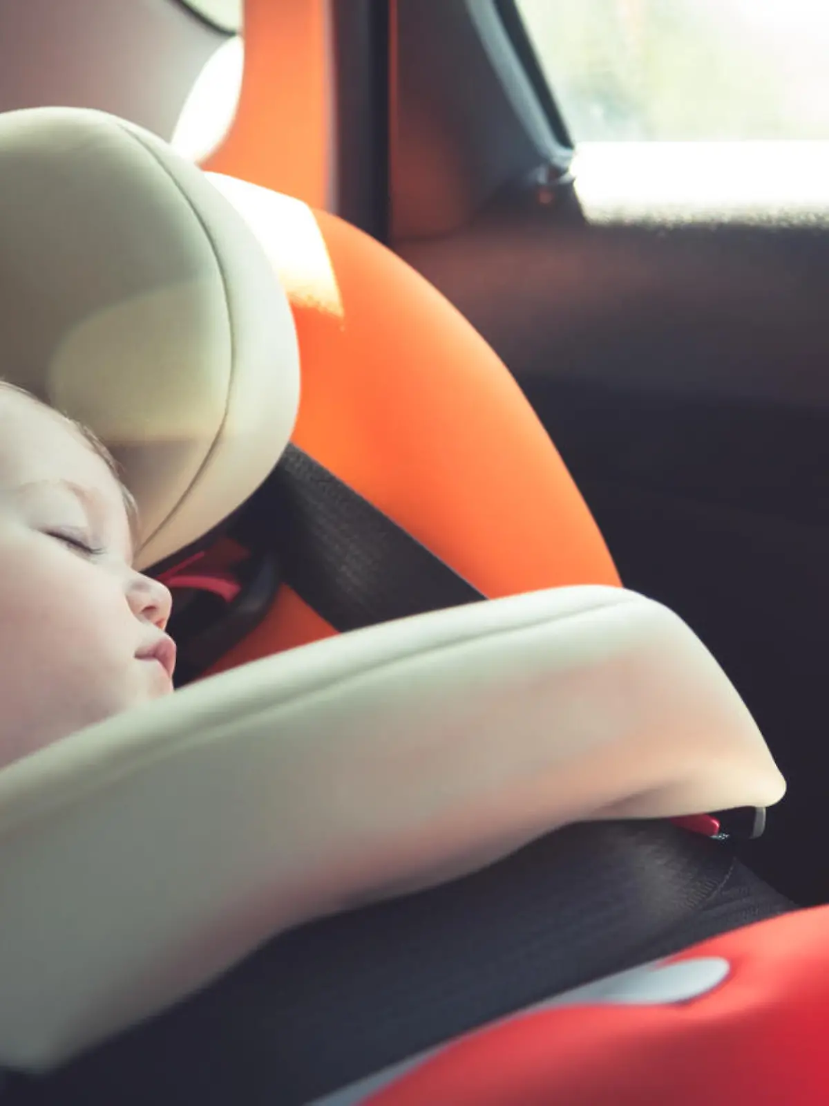 Baby bei Hitze im Auto