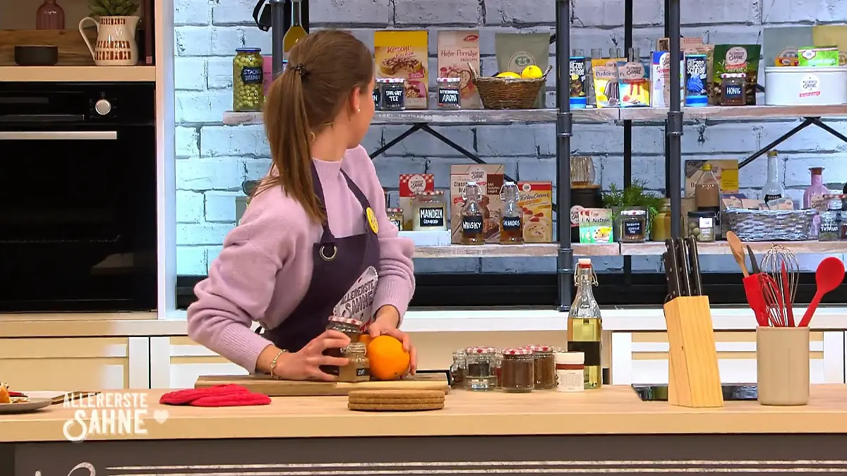 Julia sammelt und schaut gleichzeitig Ein Plan!