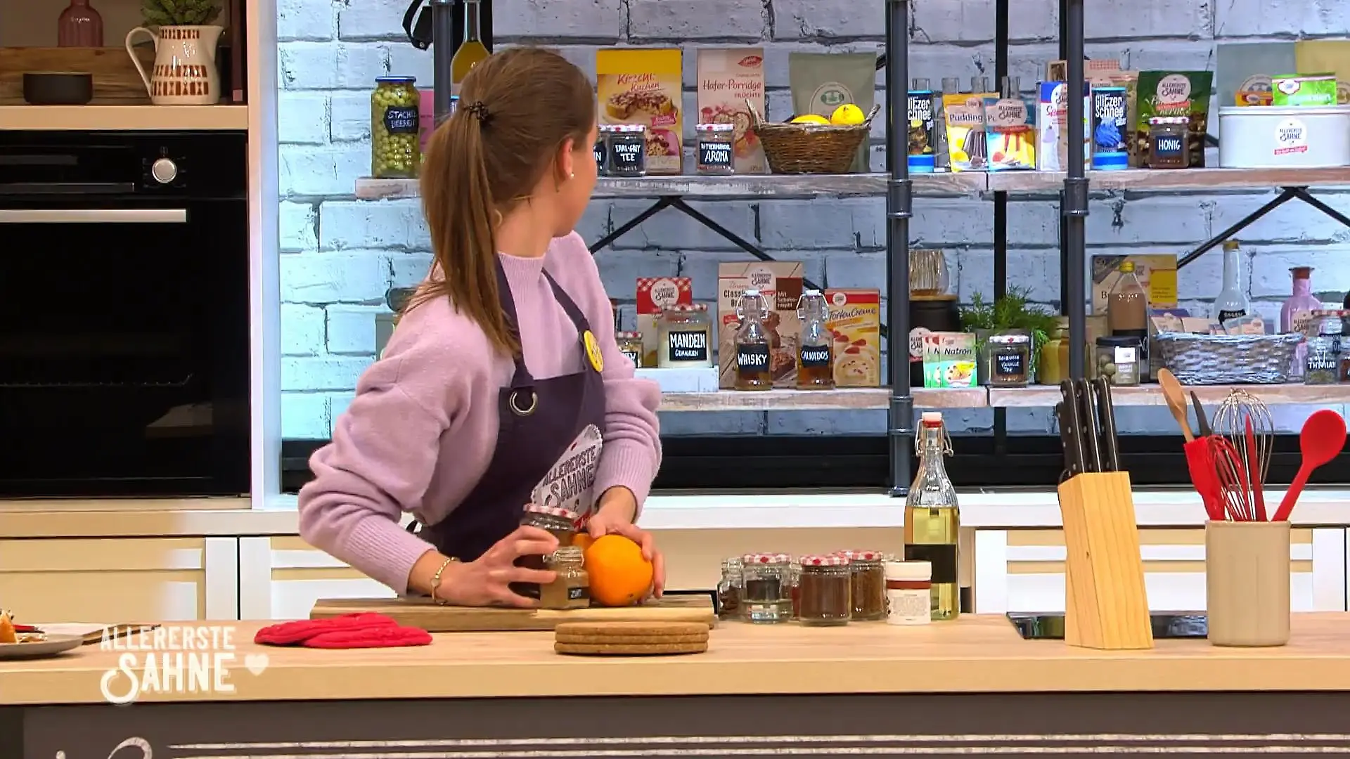 Julia sammelt und schaut gleichzeitig Ein Plan!