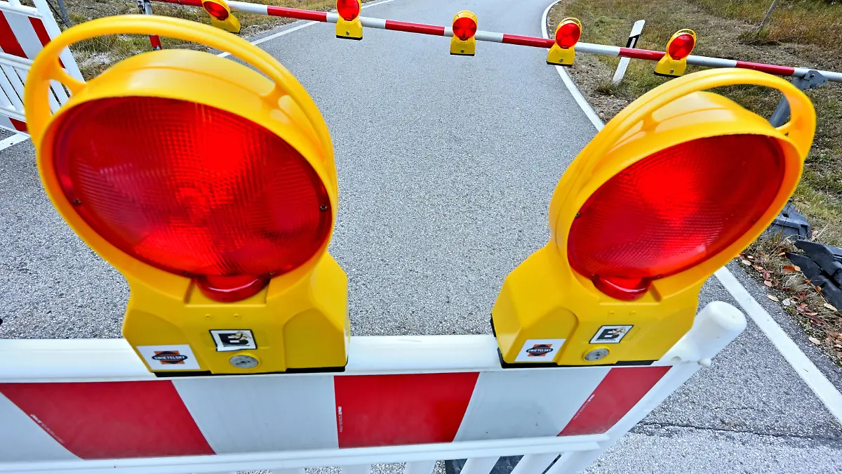 Hier geht es nicht weiter. Straßensperrung auf der Deutschen Alpenstraße bei Bad Reichenhall. Bad Reichenhall Bayern Deutschland *** Here it goes no further Road closure on the German Alpine Road near Bad Reichenhall Bad Reichenhall Bavaria Germany Copyright: xRolfxPossx