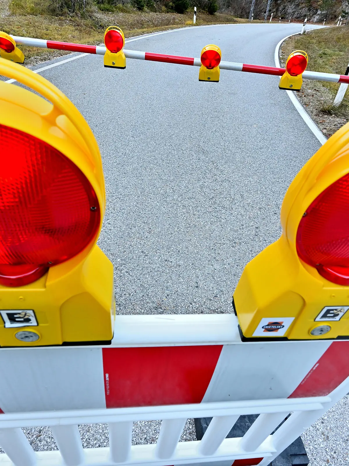 Hier geht es nicht weiter. Straßensperrung auf der Deutschen Alpenstraße bei Bad Reichenhall. Bad Reichenhall Bayern Deutschland *** Here it goes no further Road closure on the German Alpine Road near Bad Reichenhall Bad Reichenhall Bavaria Germany Copyright: xRolfxPossx 