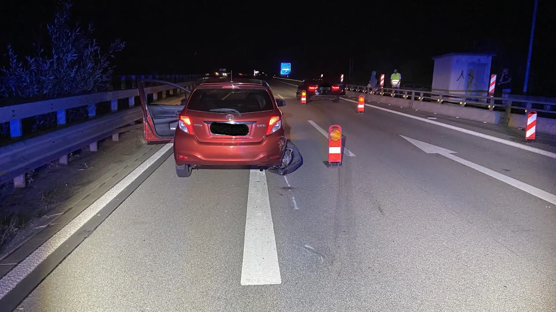 Abgestellter PKW auf BAB